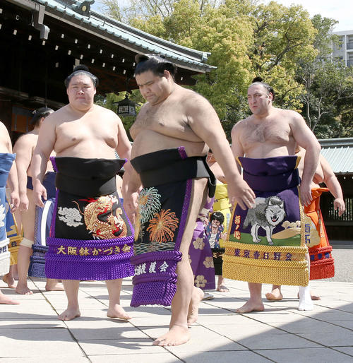 靖国神社中庭参拝を終え、引き揚げる高安（中央）。左は豪栄道、右は栃ノ心（撮影・河田真司）