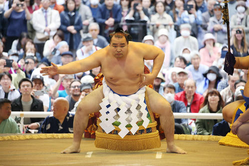靖国神社奉納大相撲で土俵入りする横綱鶴竜（撮影・河田真司）