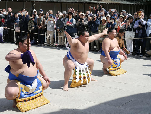 創立150周年の靖国神社で手数入り奉納を行う横綱鶴竜（中央）。左は太刀持ちの錦木、露払いは正代（撮影・河田真司）