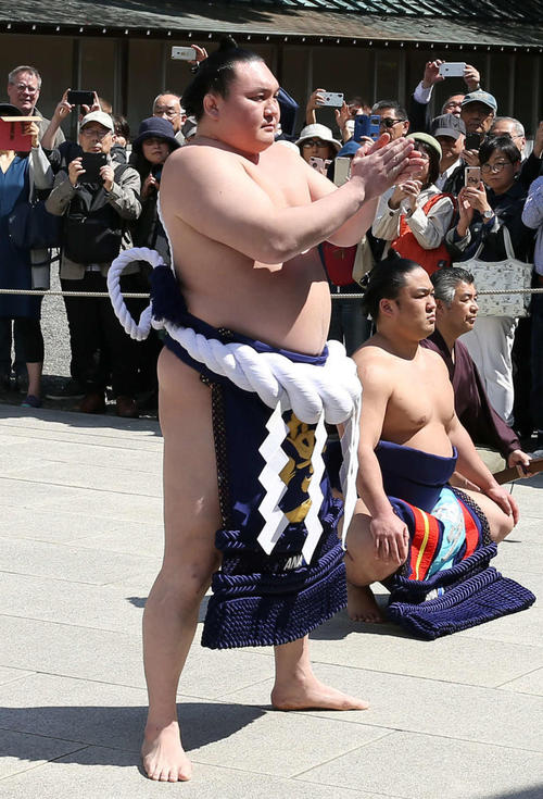 靖国神社で手数入り奉納を行う横綱白鵬。露払い石浦（撮影・河田真司）