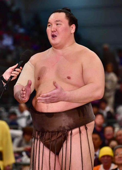 春場所千秋楽で優勝インタビュー後、自ら音頭を取り三本締めする白鵬（19年3月24日撮影）