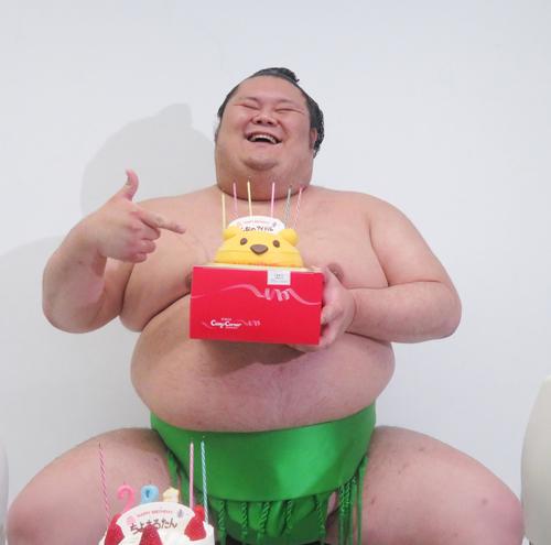 28歳の誕生日を迎えケーキを手に満面の笑みを見せる千代丸（撮影・佐藤礼征）