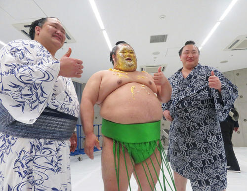 28歳の誕生日を迎え北勝富士（左）に誕生日ケーキを顔面に見舞われた千代丸（中央）（撮影・佐藤礼征）
