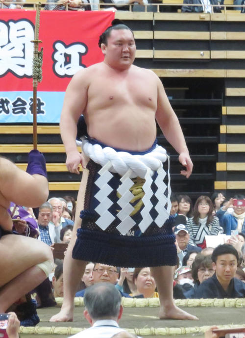 春巡業で土俵入りを行う白鵬（撮影・佐藤礼征）