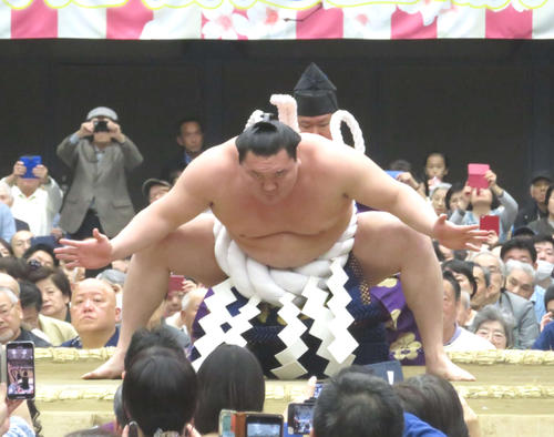 巡業で土俵入りを披露した白鵬