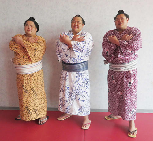 埼玉・行田市で行われた巡業にて、「埼玉ポーズ」を披露する埼玉県出身の幕内力士3人衆、左から大栄翔、北勝富士、阿炎（撮影・佐藤礼征）