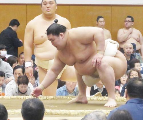 高崎市内で行われた春巡業で稽古に励む豪栄道（撮影・佐藤礼征）