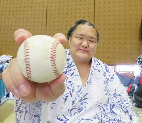 5月5日にメットライフドームで行われる西武対楽天で始球式へ気合を入れる北勝富士（撮影・佐藤礼征）
