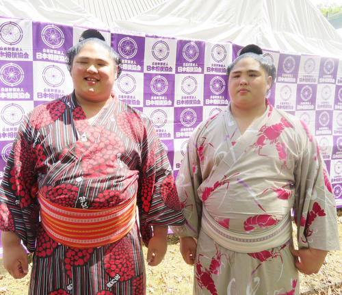 栃木・佐野市内で行われた春巡業で凱旋（がいせん）となった貴源治（左）と貴ノ富士（右）（撮影・佐藤礼征）
