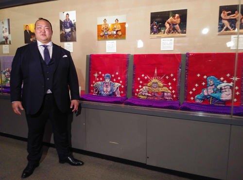 特別展「七十二代横綱　稀勢の里」の内覧会で、漫画「北斗の拳」の化粧まわしなど展示品を解説した荒磯親方