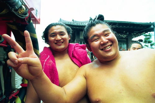 91年6月、消防訓練後に兄・若花田（右）とポーズをとる貴花田