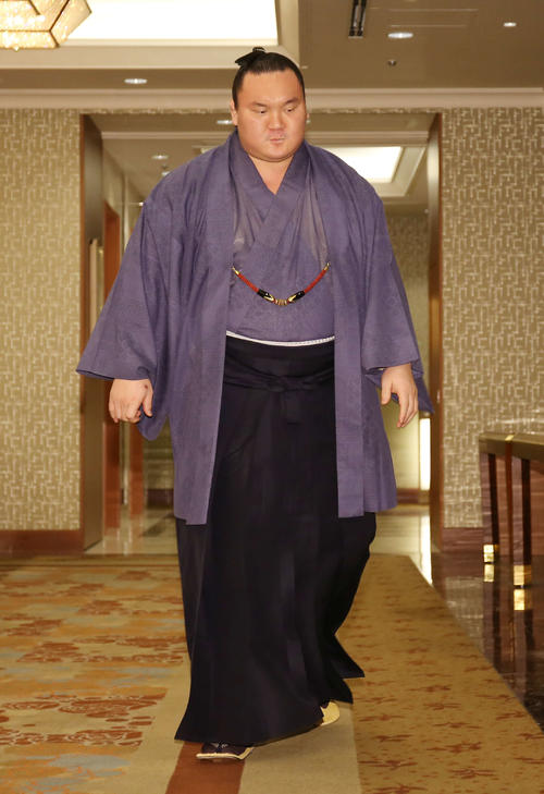 神妙な面持ちで臨時理事会の行われている部屋へ向かう横綱白鵬（撮影・河田真司）