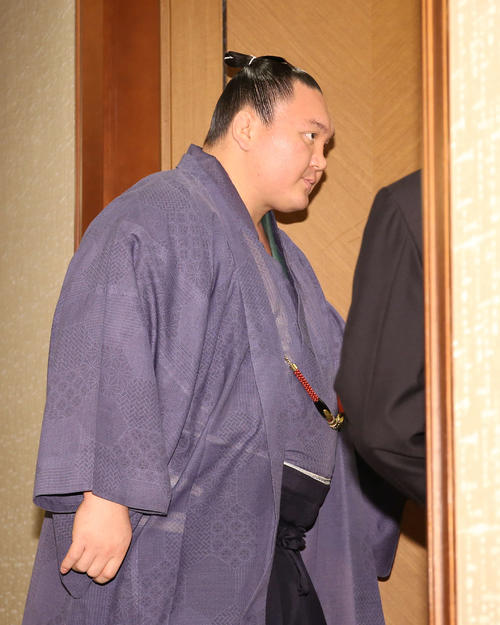神妙な面持ちで臨時理事会の行われている部屋へ入る横綱白鵬（撮影・河田真司）