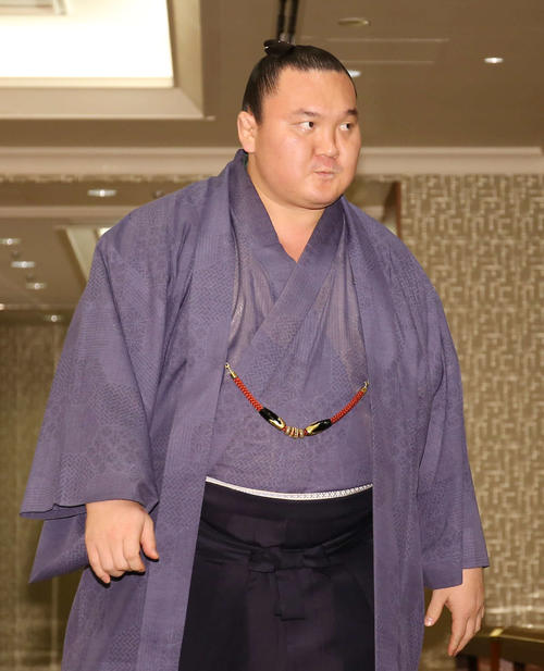 神妙な面持ちで臨時理事会が行われている部屋へ向かう白鵬（撮影・河田真司）