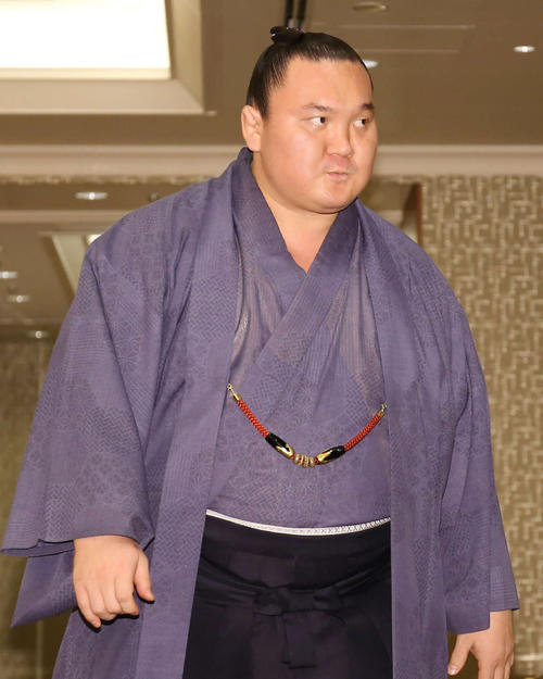 神妙な面持ちで臨時理事会の部屋へ向かう白鵬（撮影・河田真司）