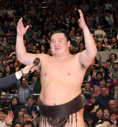 17年11月、優勝インタビューでファンと一緒にバンザイする白鵬