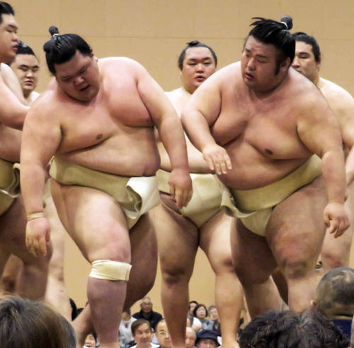 阿武咲（手前左）と三番稽古を行った貴景勝（同右）（撮影・高田文太）