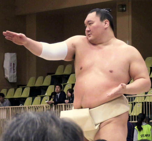 痛めた右上腕の動きを確かめながら、左右の腕を前に突き出す動きを繰り返した白鵬（撮影・高田文太）