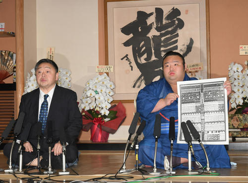 「令和を代表する力士になりたい…」新番付を手に抱負を語る貴景勝。左は千賀ノ浦親方（撮影・酒井清司）