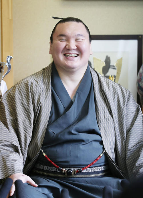 会見で笑顔を見せる白鵬（撮影・林敏行）