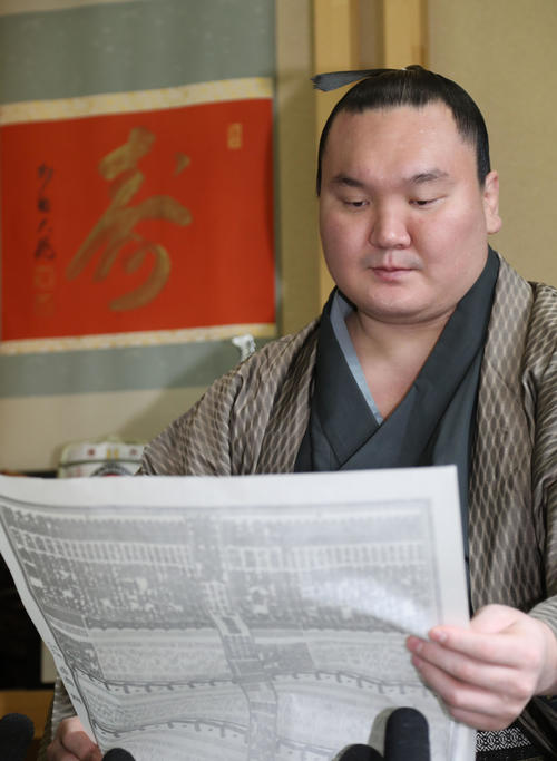 「令和元年」と記された夏場所の番付を見る白鵬（撮影・林敏行）