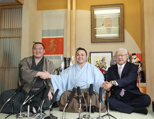 会見で白鵬（左）、宮城野親方（右）と握手する炎鵬（撮影・林敏行）