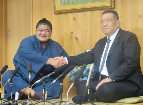 新入幕会見で握手を交わす志摩ノ海（左）と師匠の木瀬親方（元幕内肥後ノ海）（撮影・佐藤礼征）
