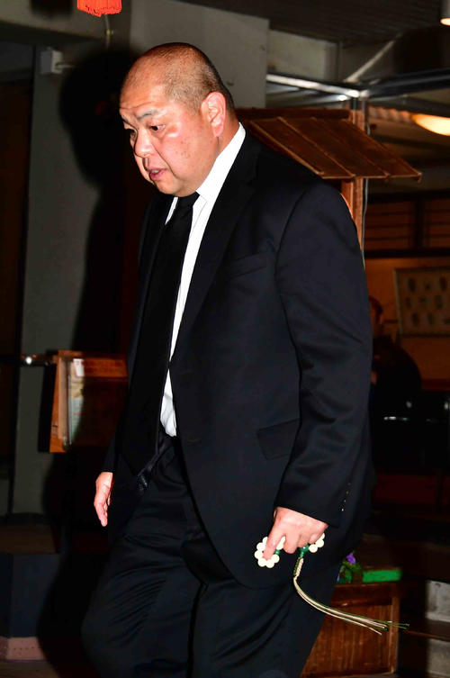 元関脇黒姫山の田中秀男さんの通夜に参列した八角理事長（撮影・小沢裕）