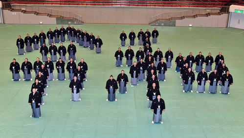 総勢70人の大相撲力士たちが集まって「令和」の人文字が作られた（撮影・小沢裕）