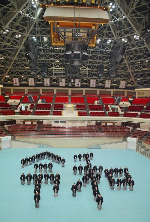 新元号のスタートに合わせ、関取が集合してつくられた「令和」の人文字（共同）