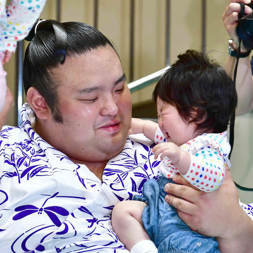 赤ちゃん抱っこ撮影会に臨む貴景勝（撮影・小沢裕）
