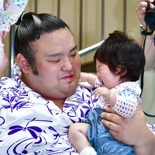 赤ちゃん抱っこ撮影会に臨む貴景勝（撮影・小沢裕）