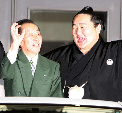 09年1月、初場所の優勝祝勝パレードでオープンカーに乗る朝青龍（右）と日向端隆寿さん