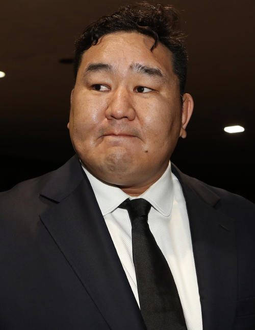 4月30日に亡くなった大相撲の元特等床山、床寿の日向端隆寿さんの通夜を訪れた後、記者に思い出を語る元横綱・朝青龍のドルゴルスレン・ダグワドルジさん（撮影・狩俣裕三）