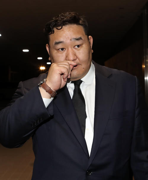 4月30日に亡くなった大相撲の元特等床山、床寿の日向端隆寿さんの通夜を訪れた後、記者に思い出を語る元横綱・朝青龍のドルゴルスレン・ダグワドルジさん（撮影・狩俣裕三）