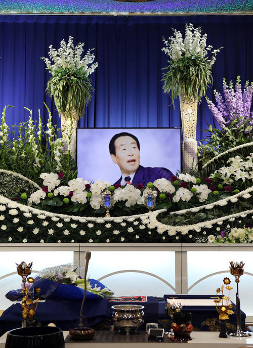 4月30日に亡くなった大相撲の元特等床山、床寿の日向端隆寿さんの祭壇（撮影・狩俣裕三）