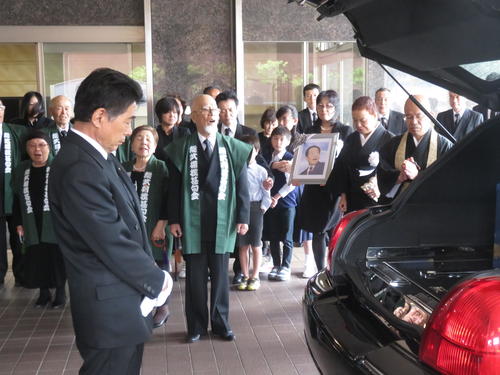 日向端さんの出棺の際、総武相撲甚句会が甚句をうたい上げた
