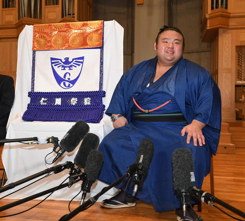 贈呈された化粧まわしを前に笑顔の貴景勝（撮影・渦原淳）