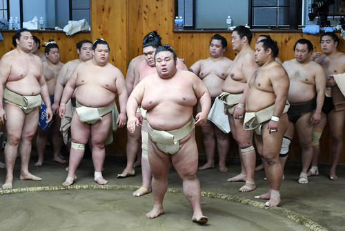 二所ノ関一門合同稽古で気合いのこもった取組を見せる貴景勝（手前）（撮影・横山健太）