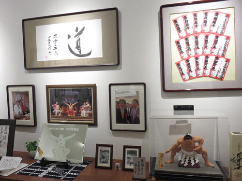 千代の富士の功績をたたえた品々を集めたコレクション（撮影・寺尾博和）