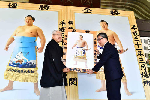 優勝額贈呈式に臨む白鵬の代理で出席した師匠の宮城野親方（撮影・小沢裕）
