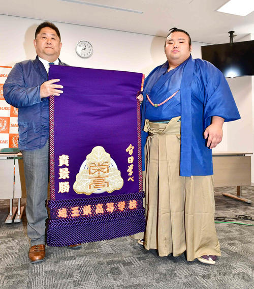 母校の埼玉栄高から大関昇進激励の化粧まわしを贈呈された貴景勝（右）は相撲部の山田監督と記念撮影に臨む（撮影・小沢裕）
