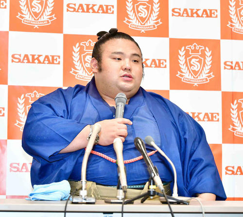 母校の埼玉栄高から大関昇進激励の化粧まわしの贈呈を受けて会見に臨む貴景勝（撮影・小沢裕）