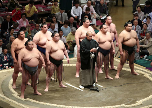 協会あいさつ　前列左から貴景勝、豪栄道、八角理事長、鶴竜、高安、後列左から御嶽海、碧山、逸ノ城、栃ノ心（撮影・鈴木正人）
