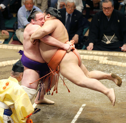 千代大龍（右）を持ち上げる栃ノ心（撮影・河田真司）