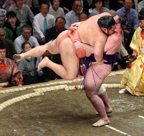 千代大龍（左）を持ち上げる栃ノ心（撮影・鈴木正人）
