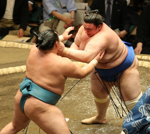 玉鷲（左）に激しい平手打ちを見舞う碧山（撮影・河田真司）