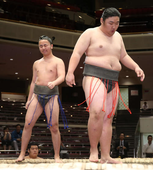 北島（右）に突き出しで敗れ悔しい表情を浮かべる服部桜（撮影・河田真司）