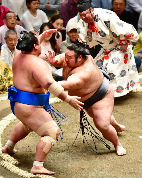 貴景勝（右）は琴奨菊を突き出しで下し初日から2連勝を飾る（撮影・小沢裕）
