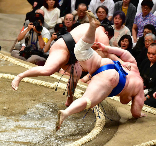 大相撲夏場所2日日、豪栄道（左）はすくい投げで碧山を下す（撮影・小沢裕）